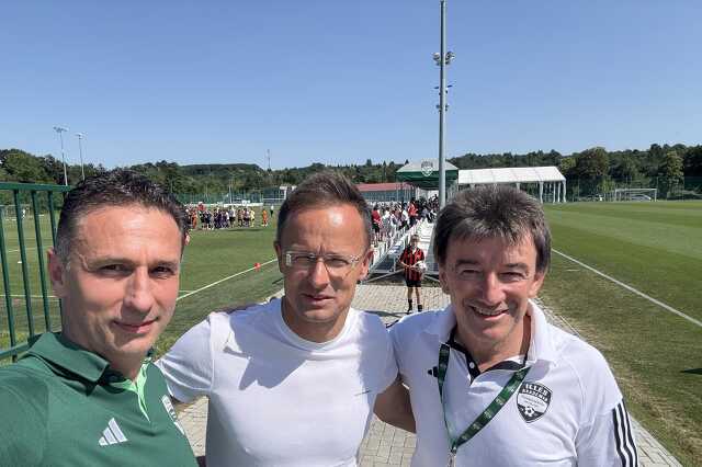 Halmai Gábor, Szijjártó Péter és Illés Béla az akadémia udvarán 2025-ben  