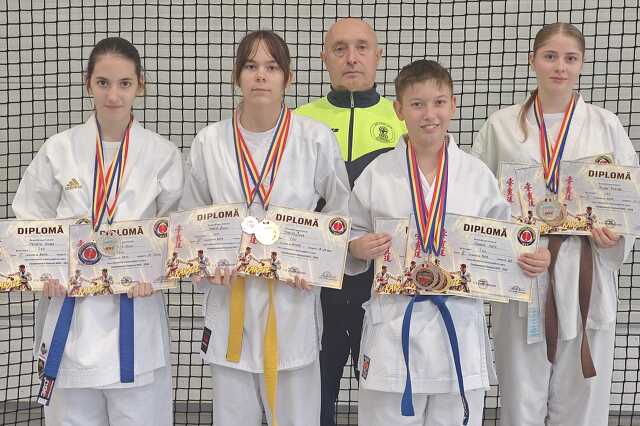 Németh Anna, Spaits Júlia, Gál Róbert (vezetőedző), Németh Máté és Polyák Eszter 