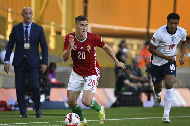 Sallai Roland és az angol Jude Bellingham, valamint Marco Rossi, a magyar válogatott szövetségi kapitánya
