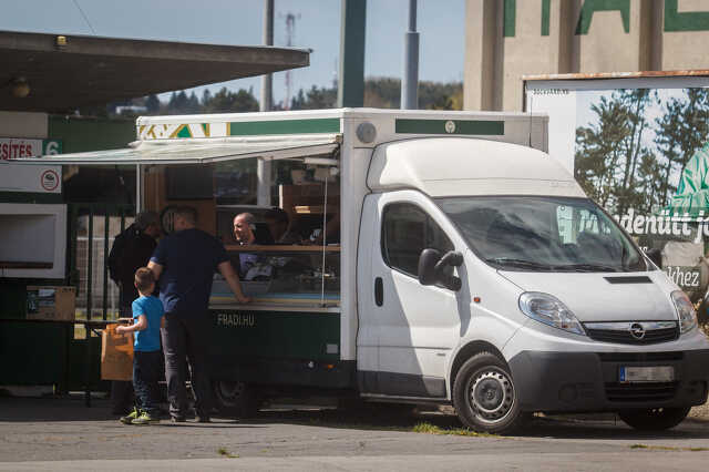 A Fradi Shop busza a Rohonci úti stadion bejáratánál