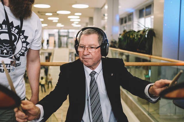 Puskás Tivadar dobol