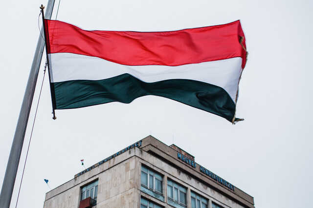 Zászlófelvonás október 23-a alkalmából a Március 15. téren