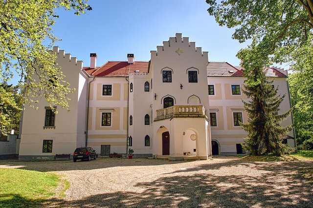 Zsennyei kastélykert