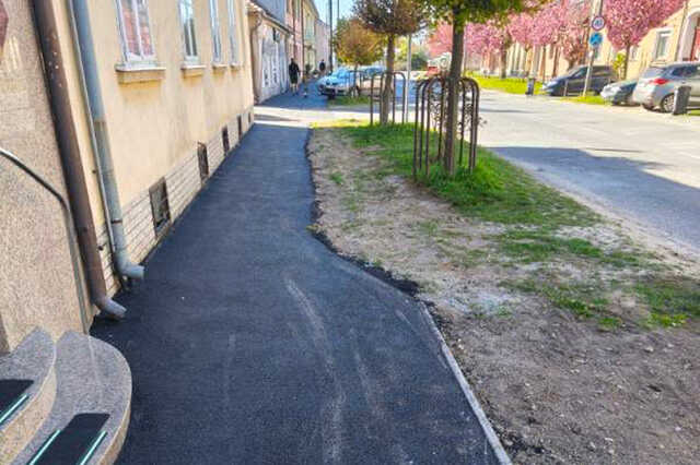 leszűkített járda Mátyás Király utca
