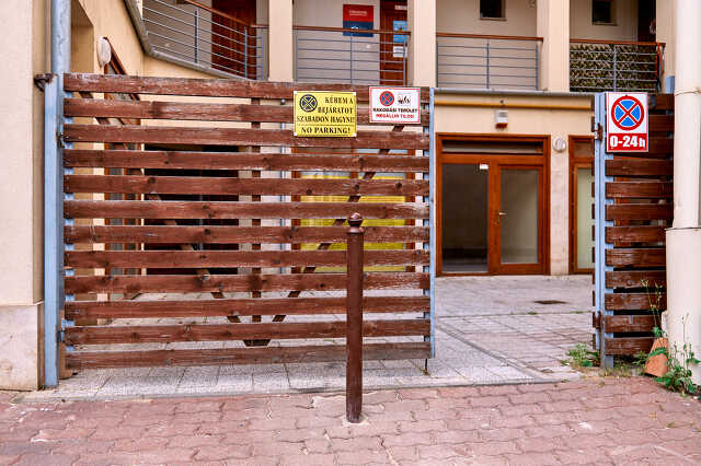 Kapu előtt oszlop a belsikátornál