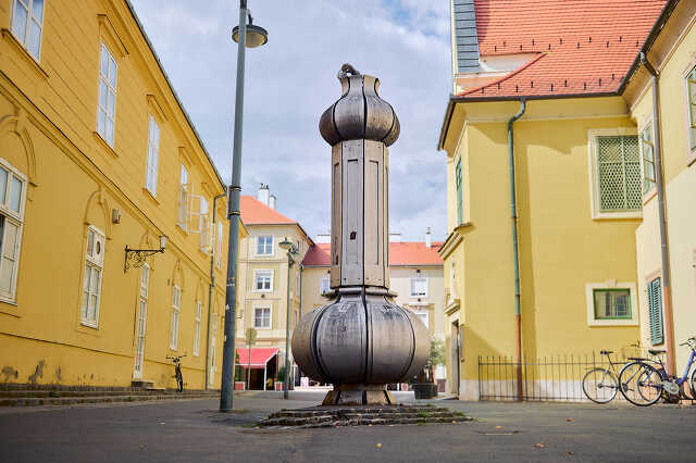 Fém szobor a ferences blébánia mellett