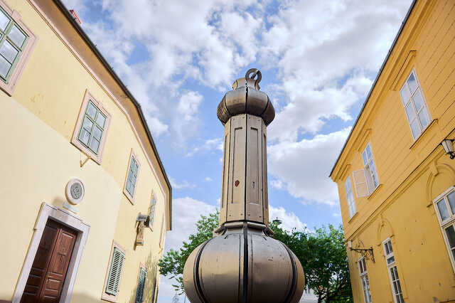 Fém szobor a ferences blébánia mellett