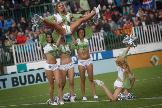 Shake It Cheerleaders és Ataru Taiko előadás a Hali-Fradi előtt