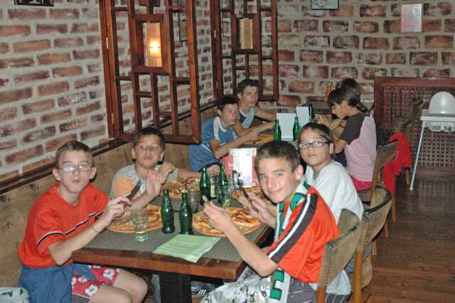 gencsi gyerekek a mérkőzés előtti pizzázáson