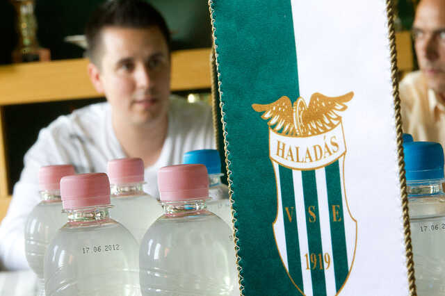 Czeglédy Csaba tulajdonrészt vásárol a Haladás MArketing Kft.-ből. Szerette a foci csapatot. 