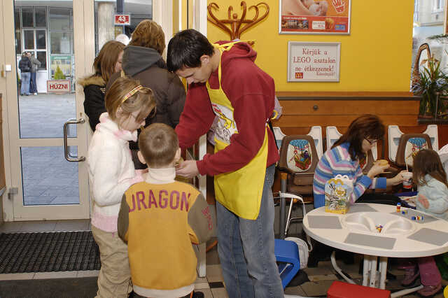 Haladás játékosok a Mc Donaldsba
