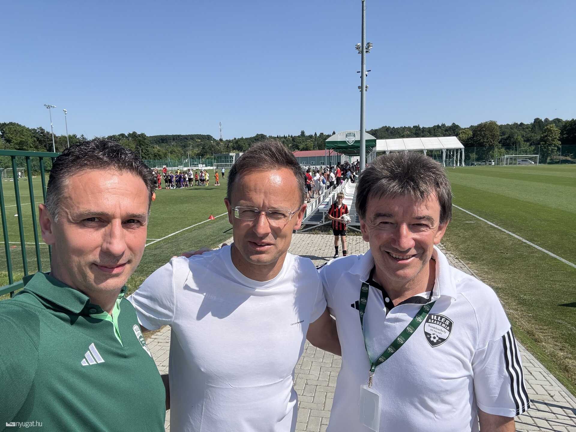 Halmai Gábor, Szijjártó Péter és Illés Béla az akadémia udvarán 2025-ben  