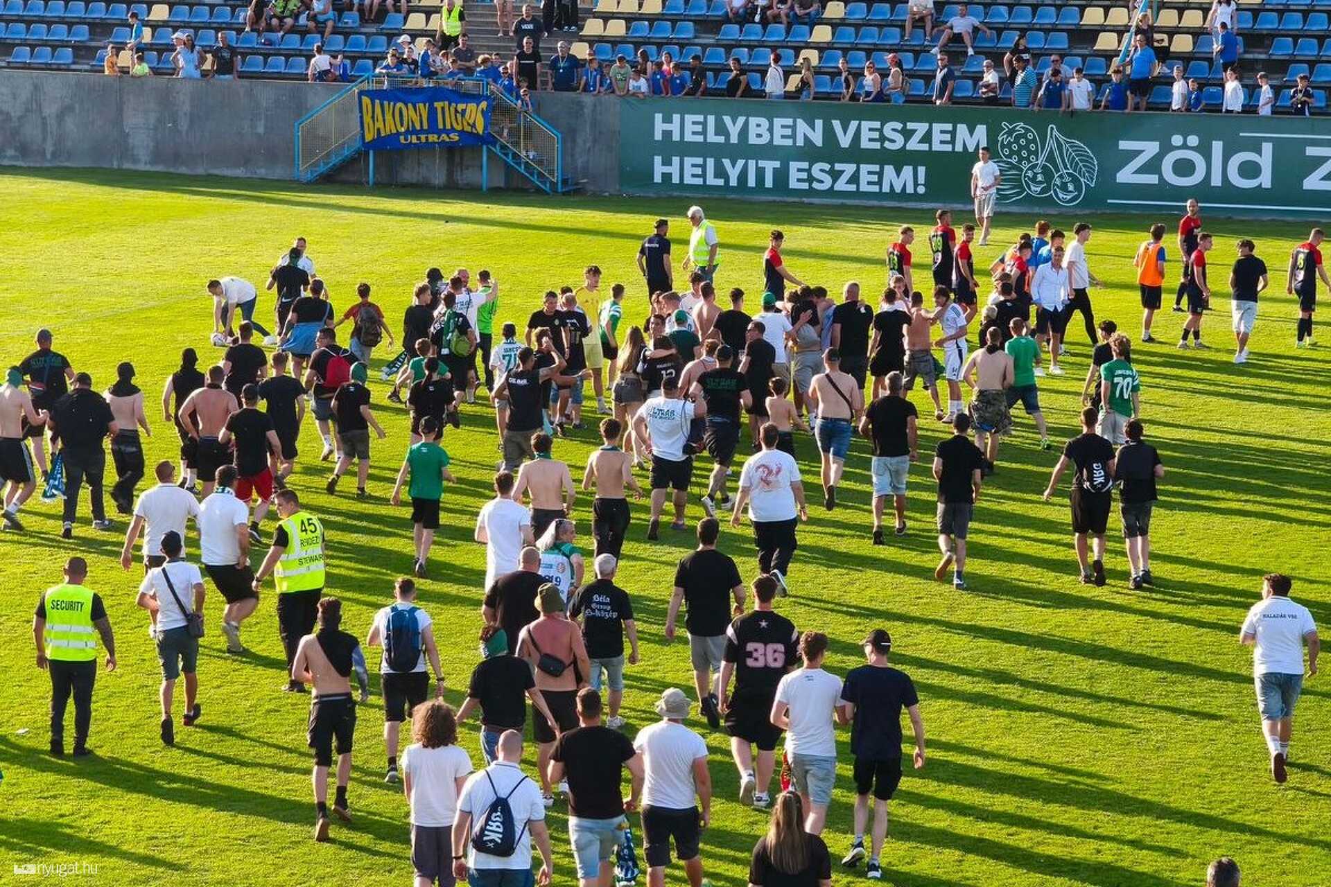 A lefújás után Haladás-szurkolók özönlöttek a Perutz Stadion gyepére