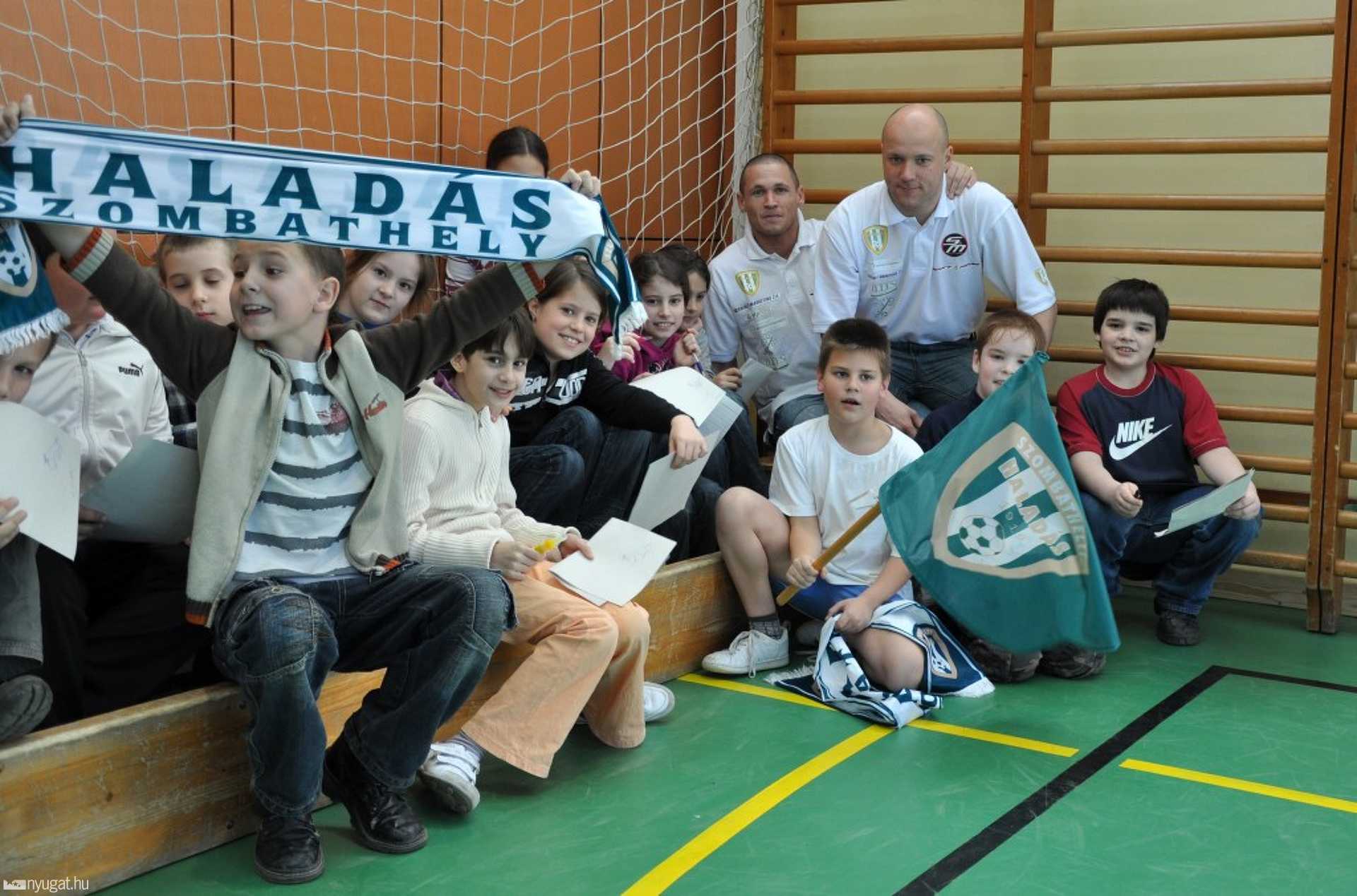 A Szombathelyi Haladás játékosai a Dési Huber Általános Iskolában
