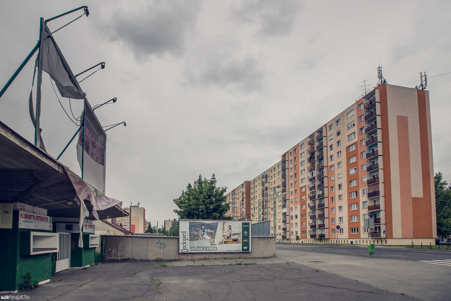 Szétszakadt a csapat molinója a Rohonci úti stadionnál