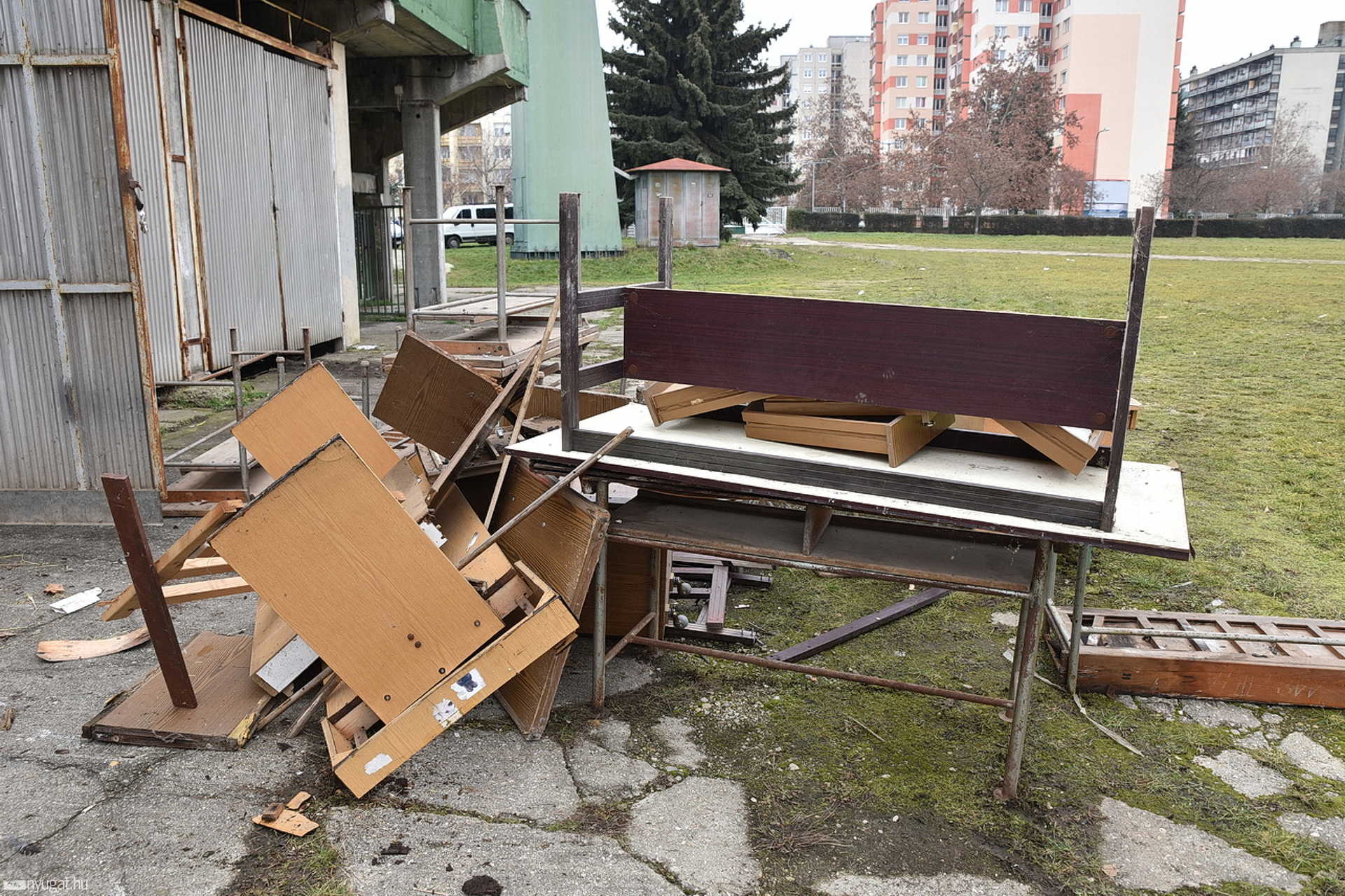 Bontás és lomeltakarítás a Haladásnál