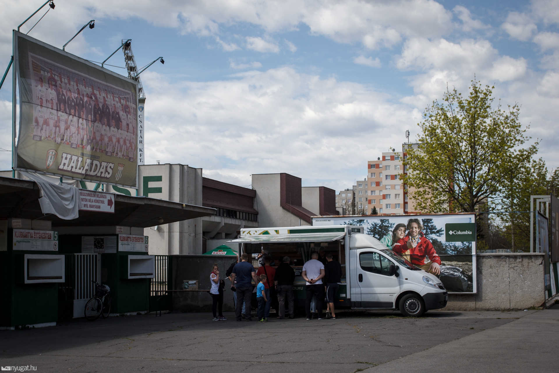 A Fradi Shop busza a Rohonci úti stadion bejáratánál