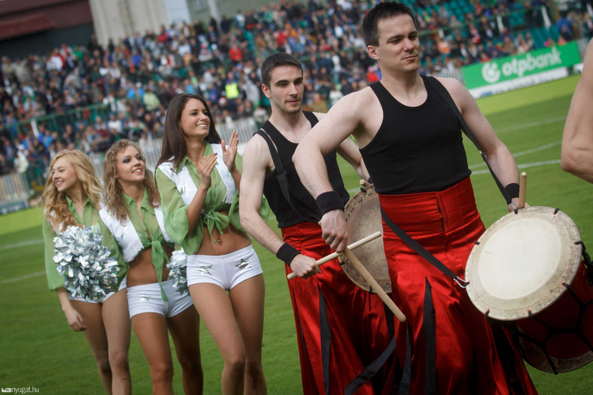 Shake It Cheerleaders és Ataru Taiko előadás a Hali-Fradi előtt